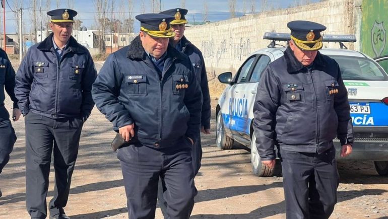 La cúpula de la Policía rionegrina visitó Fernández Oro, poco después de que vecinos se manifestaran para reclamar mayor seguridad. 