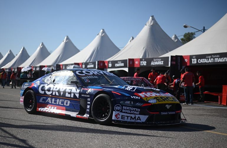 El auto de nueva generación de Manu Urcera en la zona de boxes de Rafaela.&nbsp;
