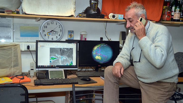 El meteorólogo Rodolfo Merlino, aunque ya jubilado, mantiene su vocación de pronosticador del tiempo. Ahora, la labor la efectúa desde su casa y con su instrumental. Para él, el calentamiento global depara a Cipolletti y la región fenómenos climáticos extraordinarios.