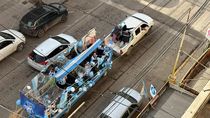 Un grupo de vecinos salió por las calles de la ciudad a bancar a la Scaloneta de cara al partido por la semifinal del Mundial 2026. Foto: gentileza. Un grupo de vecinos salió por las calles de la ciudad a bancar a la Scaloneta de cara al partido por la semifinal del Mundial 2026. Foto: gentileza.