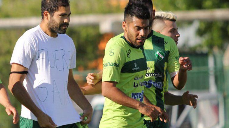 Lucas Mellado con la camiseta de Ferro
