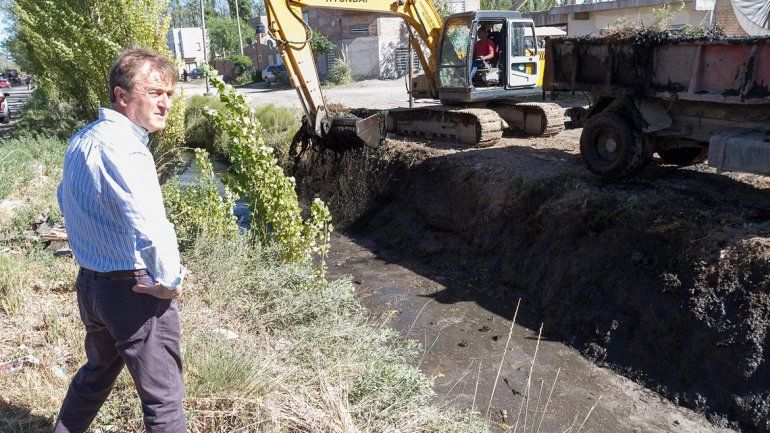 El Municipio y el Consorcio de Regantes limpiaron el canal en Curri Lamuel.