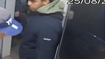 Uno de los agresores del playero de la estación de servicios. El ataque quedó registrado por una cámara de seguridad. 