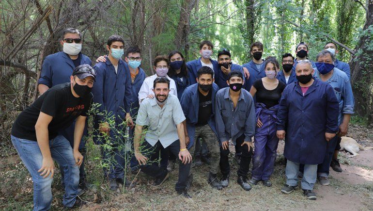 Estudiantes instalaron una bomba solar de riego en una escuela rural de Roca