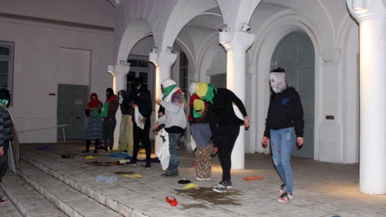 Mirá cómo dejaron la Catedral de Roca tras la marcha del Ni Una Menos
