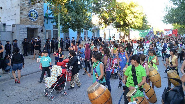 Las fotos de la multitudinaria marcha de mujeres cipoleñas por el #8M 