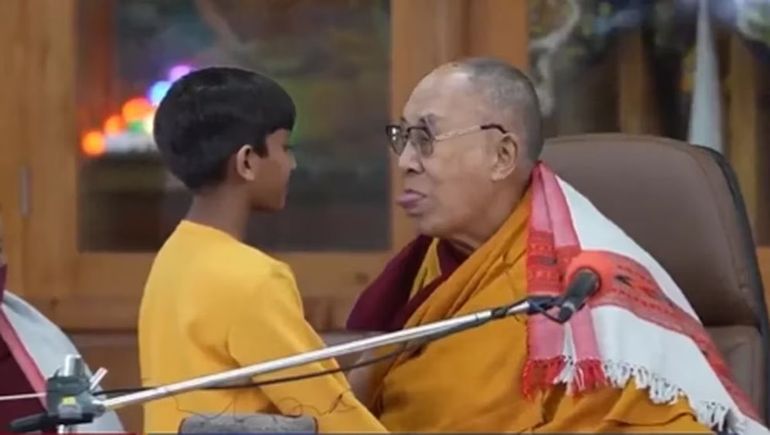 Dalai Lama se disculpa por polémico beso a niño en evento público