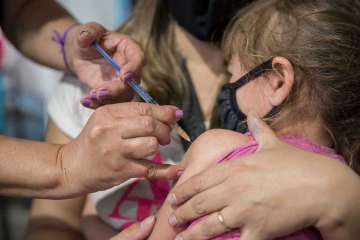 Hoy vacunan a niños y adolescentes contra el COVID