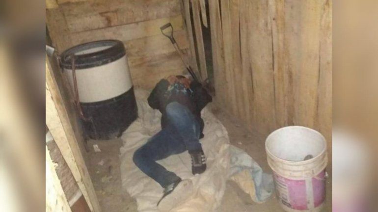 Se tiró a dormir en la puerta de su casa para atormentarla