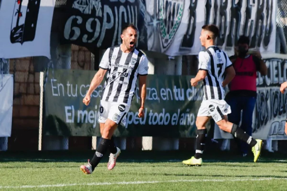 Juan Martín Amieva grita su gol contra Bolívar en 2021. Foto: Anahí Cárdena