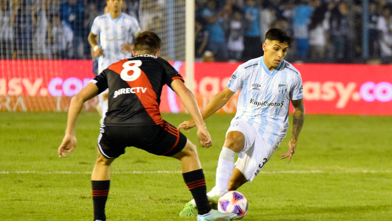 Con polémicas, River pudo rescatar un punto