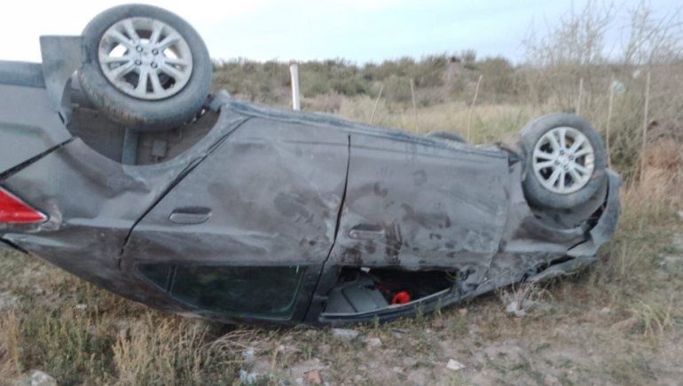 Manejaba borracho, perdió el control del auto y volcó