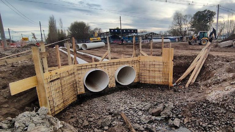 El Municipio realiza trabajos previos en un canal, para avanzar con la rotonda en Circunvalación.