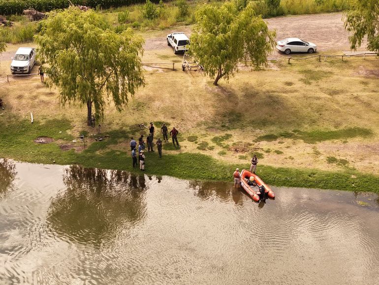 Buzos de la Prefectura se sumaron a la búsqueda y rastrillaje por el río Negro.
