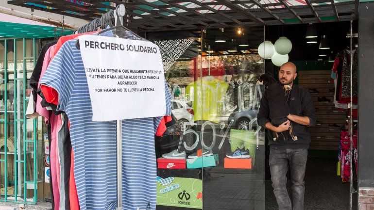 Un joven comerciante instaló un perchero solidario en la vereda de su local