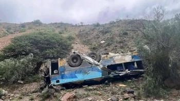Un ómnibus cayó por un barranco de 800 metros en Bolivia por responsabilidad del conductor, dijeron fuentes oficiales.