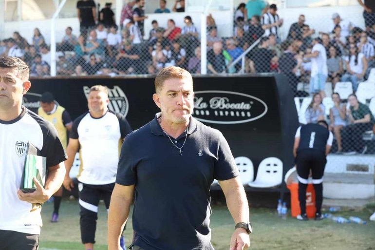 El flamante entrenador del Albinegro le dedicó la goleada al Chango.
