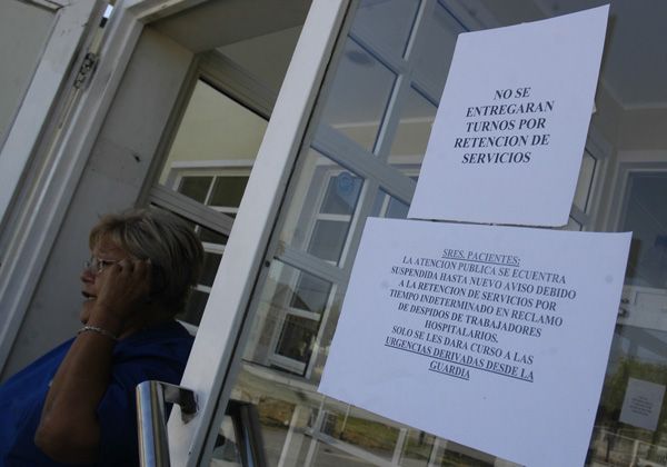 Protesta en el hospital de Cipolletti por cesantías