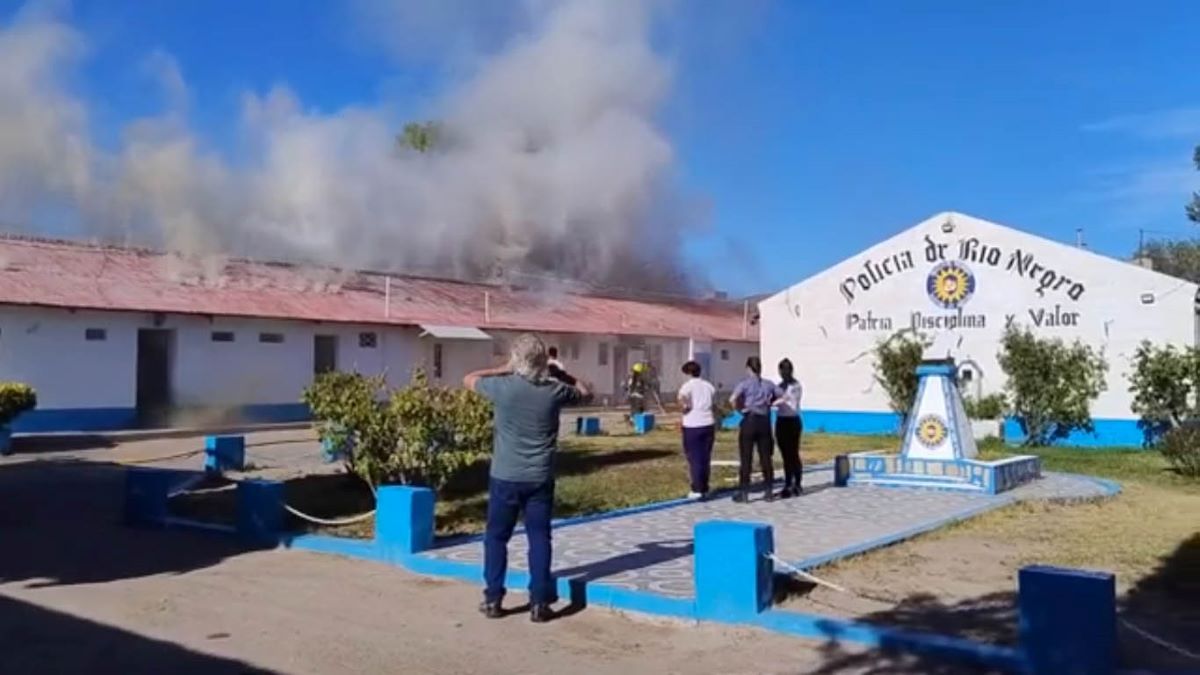 El fuego afectó las instalaciones de la Escuela de Policía de Sierra Grande.&nbsp;