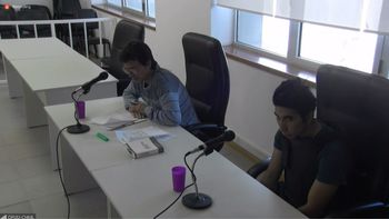 El presunto femicida, Maicol Tapia (derecha), junto a su defensor oficial, Diego Artigue (izquierda).