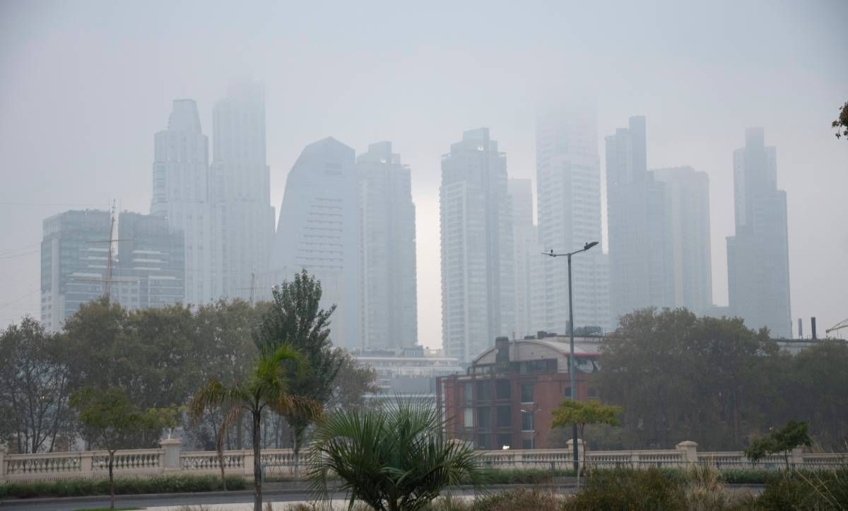 Buenos Aires amaneció cubierta de humo por un incendio en Uruguay