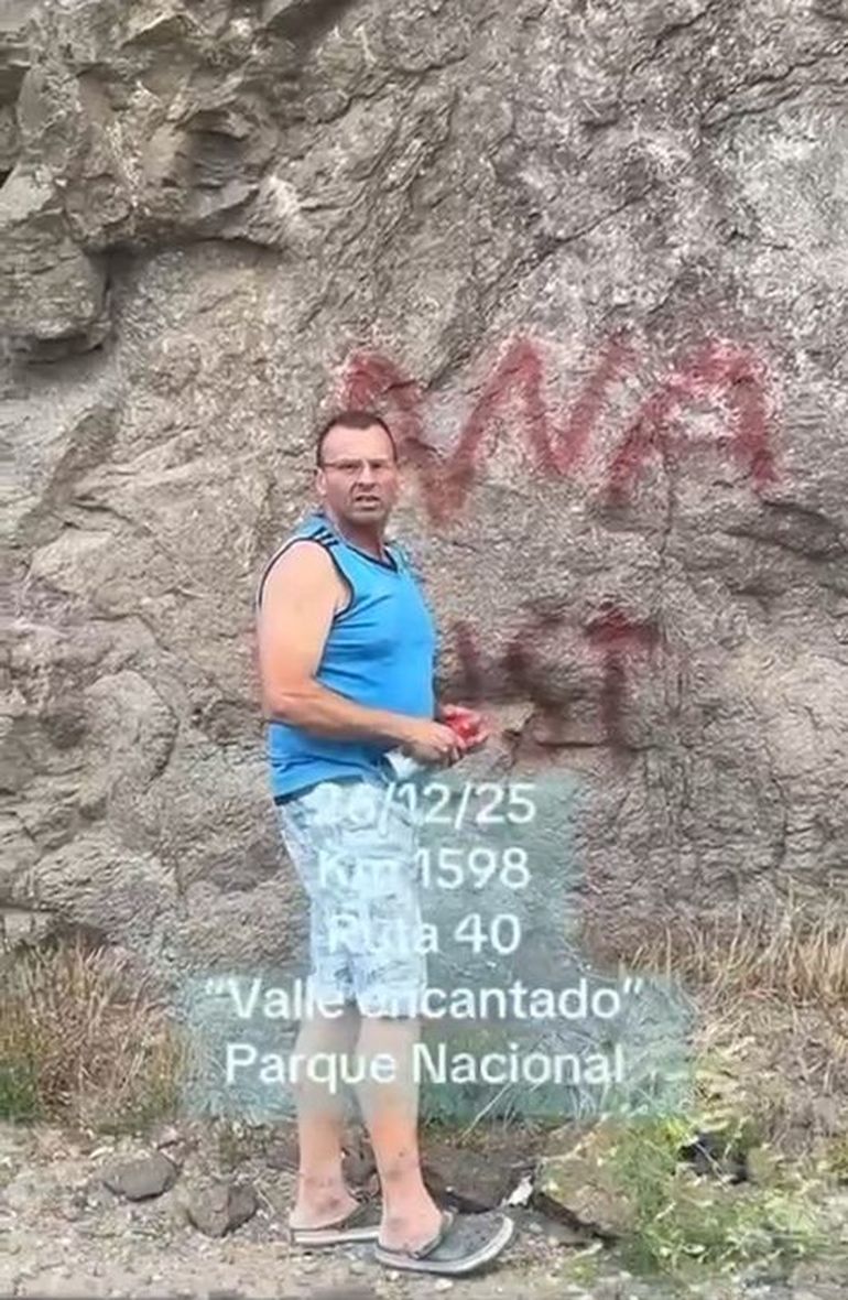 El chofer fue increpado por un hombre que lo filmó en pleno acto. El chofer fue increpado por un hombre que lo filmó en pleno acto.