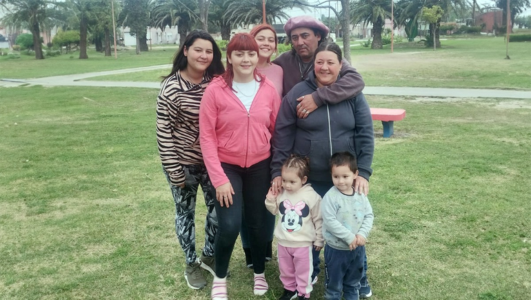 El camionero junto a su querida familia: Miguel abrazando a su señora y rodeado de hijas y su nietito.