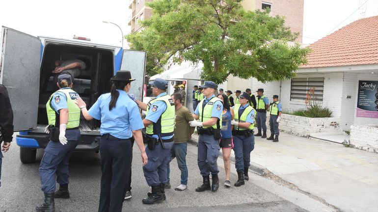 Con un importante operativo, desalojaron un edificio en el centro neuquino
