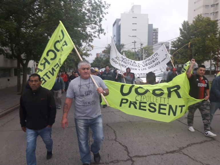 Dirigentes y trabajadores de la Uocra se movilizarán este jueves a la zona de los puentes carreteros Cipolletti-Neuquén para exigir que se reactive la obra pública paralizada hace ya más de un año.