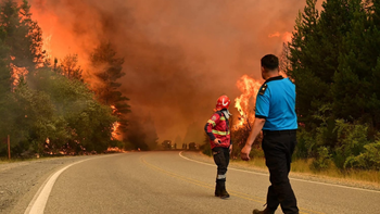 Pucheta relató que observaron a tres personas iniciar tres focos de incendio en el Cañadón Las Arenas en el área del Pedregoso. Pucheta relató que observaron a tres personas iniciar tres focos de incendio en el Cañadón Las Arenas en el área del Pedregoso.