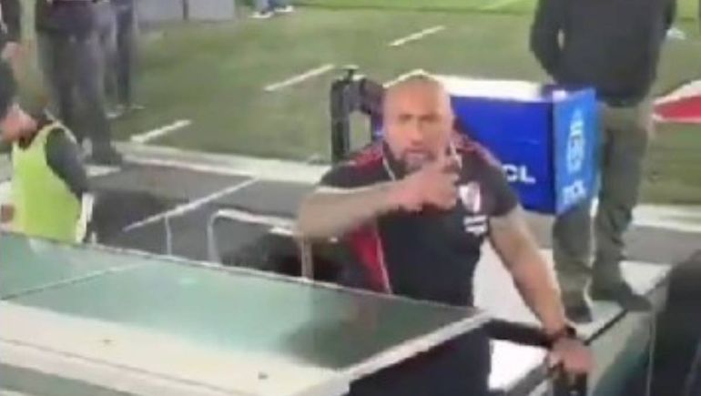 Cara a cara: el tenso cruce de la Roca, el seguridad de River, con los hinchas tras la derrota ante Riestra