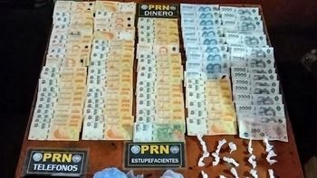 Cocaína fraccionada, dinero y celulares secuestró la Policía en los allanamientos de las 1200 Viviendas. 