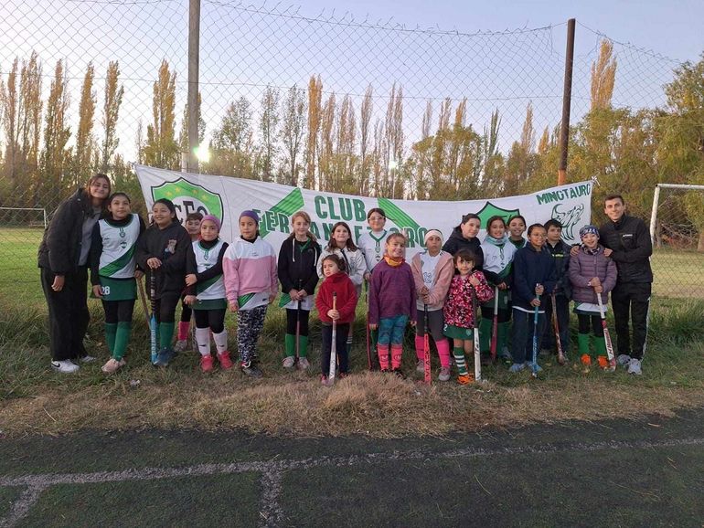 En Fernández Oro juntan fondos para cumplir el sueño de su cancha de hockey