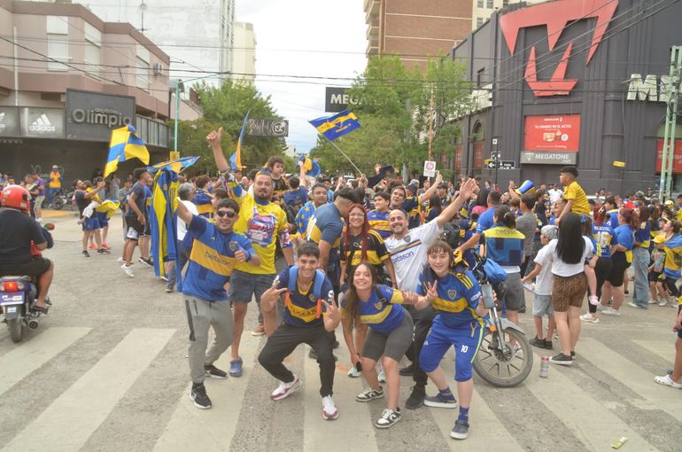 El centro de Cipolletti se tiñó de azul y oro tras la victoria en el Superclásico.&nbsp;