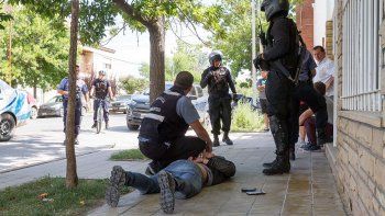 coraje: corrio a un ladron y lo redujo tras derribarlo coraje: corrio a un ladron y lo redujo tras derribarlo