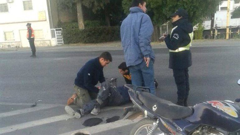 El motociclista terminó sobre el asfalto