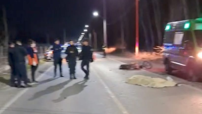 Un fallecido y otro herido en un trágico accidente de motocicleta en Cipolletti.
