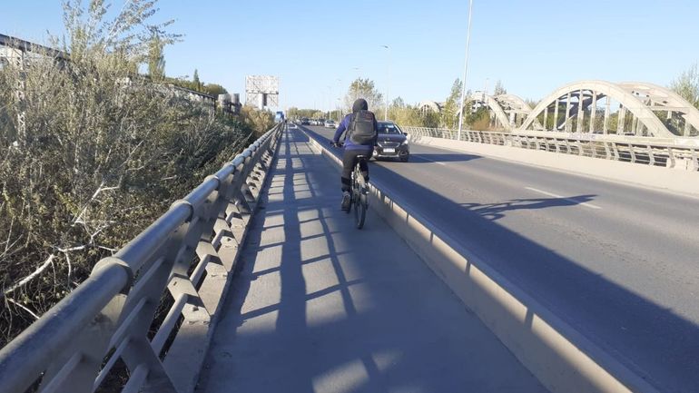 Lo atacaron en el puente y le robaron una rueda de su bici: le pagan $60 mil