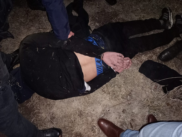 Dos de los delincuentes fueron apresados tras una persecución de película por calles de Roca. Uno había escapado de una cárcel de Chubut. Aún quedan dos prófugos. 