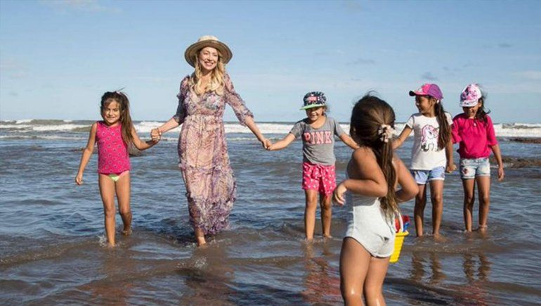 Fabiola Yáñez acompañó a chicos de comunidades rurales a conocer el mar