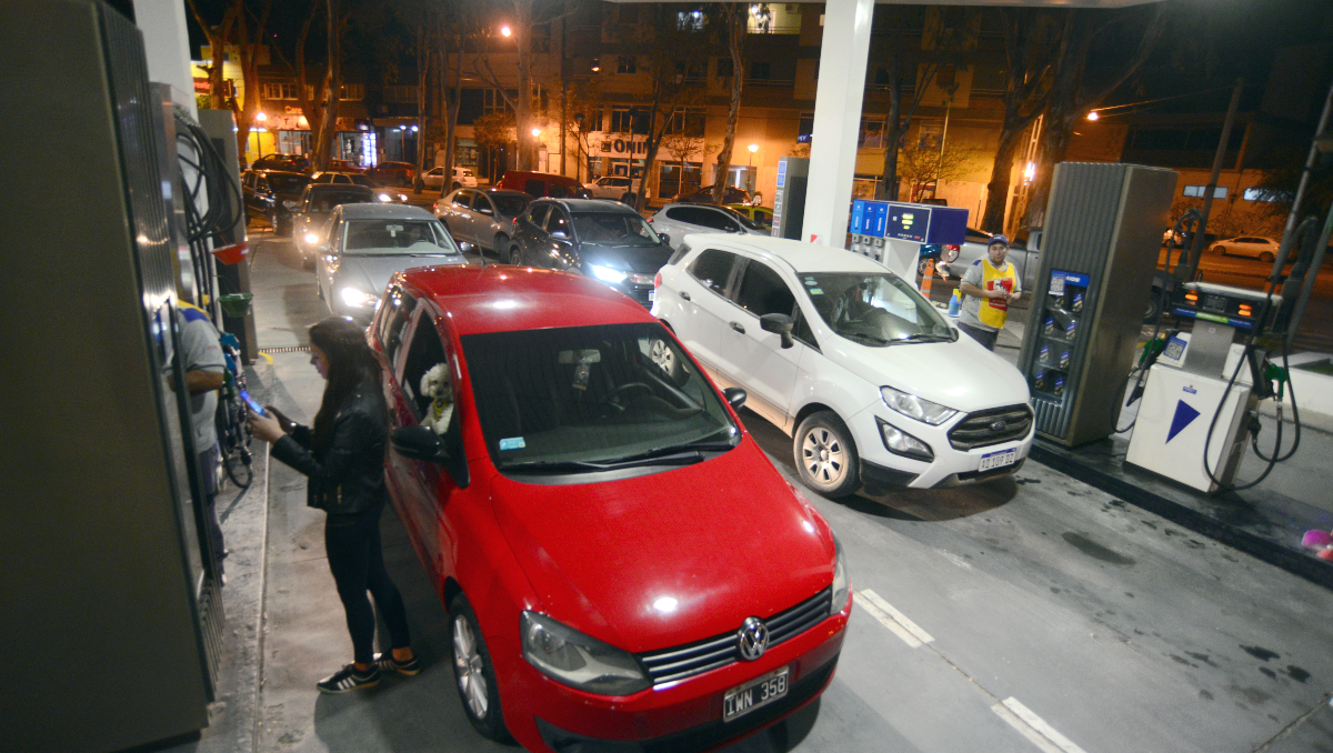 Shell aplicó un aumento del 6% a las naftas: ¿Qué pasa con YPF?