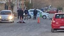 Un hombre de 37 años murió tras ser atacado a balazos frente a un colegio de Cinco Saltos.