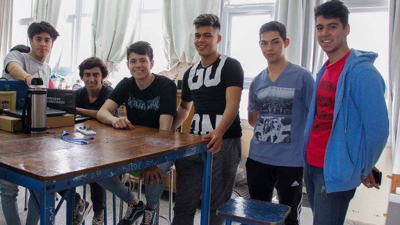 Estudiantes quieren convertir el excremento de  perros en energía