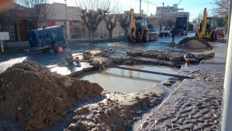 Sin agua ni clases en Roca por obras de reparación en un acueducto