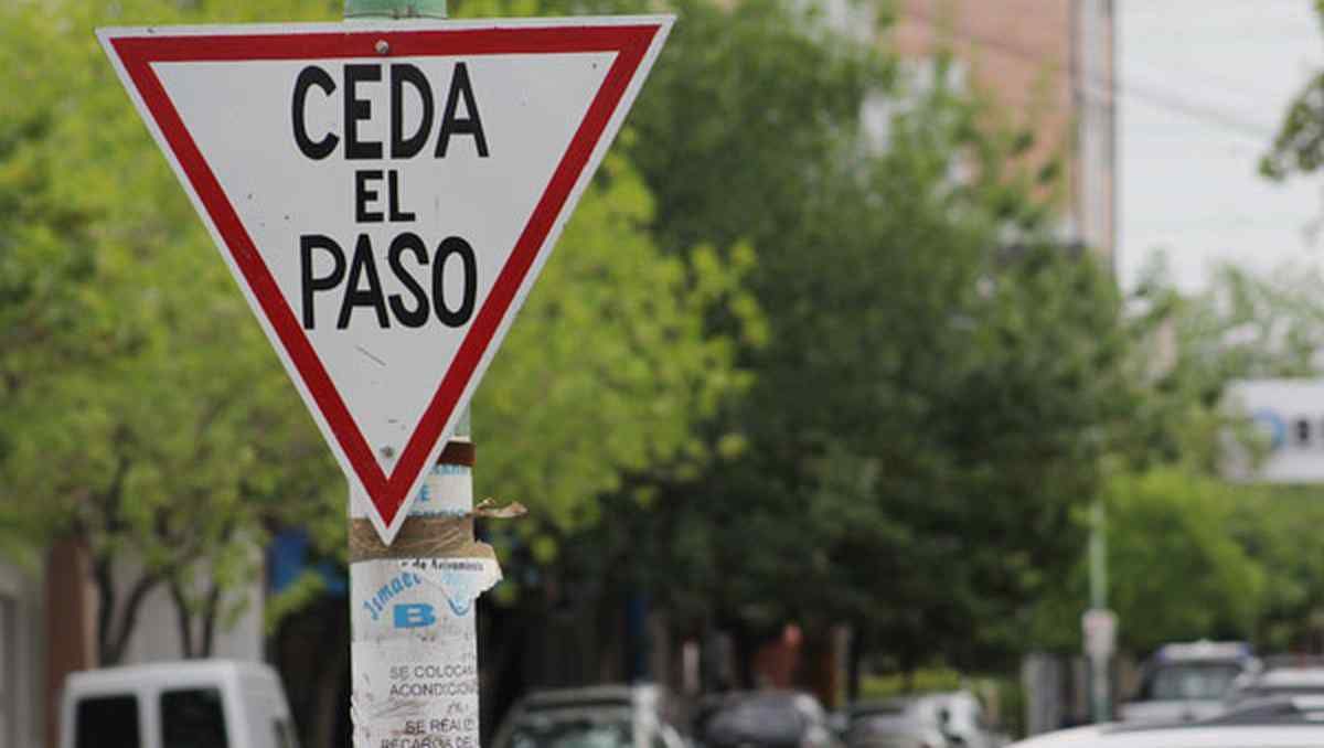 Muchos conductores no prestan atención a los casos en los que la prioridad de paso cambia.
