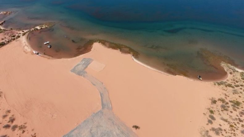 Extraño desmonte en un playa alejada enm el lago Mari Menuco.