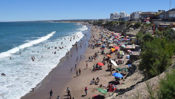 La pleamar redujo espacios en la playa, y muchos optaron porque instalarse cerca de otros.&nbsp;