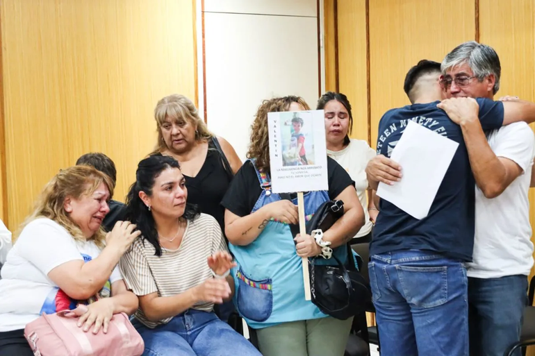Durante la lectura de la sentencia, la emoción se hizo presente en la familia de Valentino. 