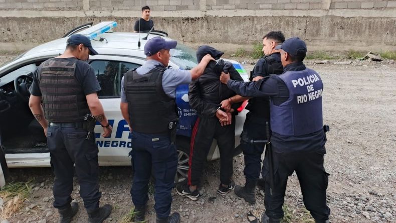 Atraparon a uno de los prófugos de la comisaría de Bariloche y a otro lo entregó la madre | LMCipolletti.com Atraparon a uno de los prófugos de la comisaría de Bariloche y a otro lo entregó la madre