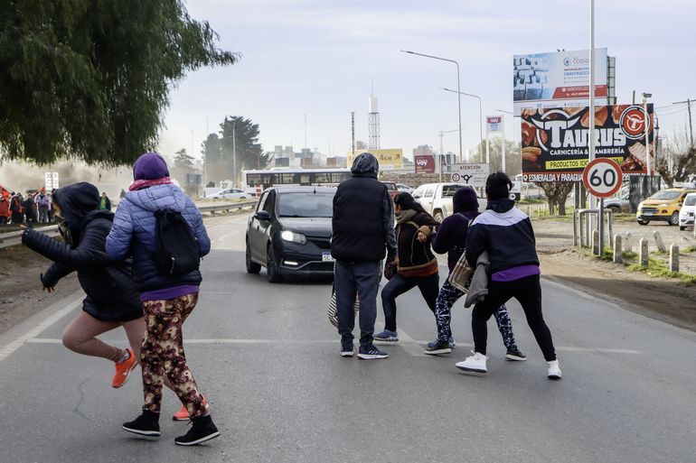 Corte, caos y furia en los puentes carreteros: casi atropella a los manifestantes
